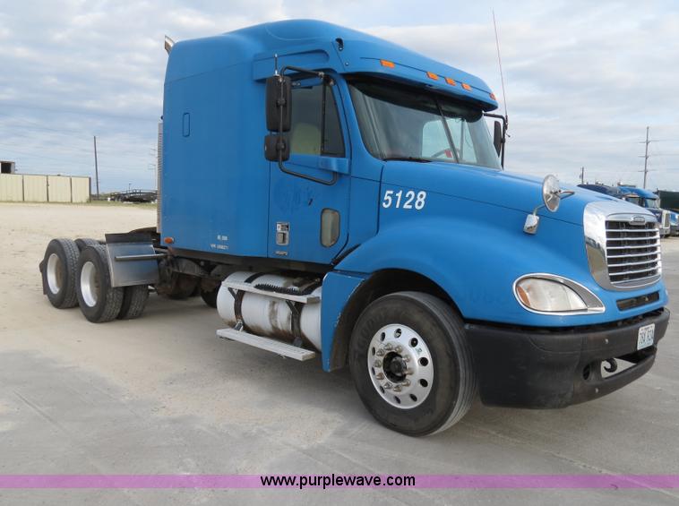 image for item B2497 2003 Freightliner Columbia semi truck