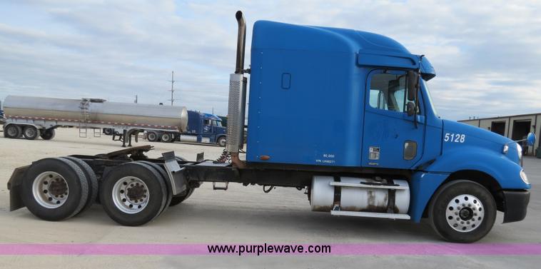 image for item B2497 2003 Freightliner Columbia semi truck