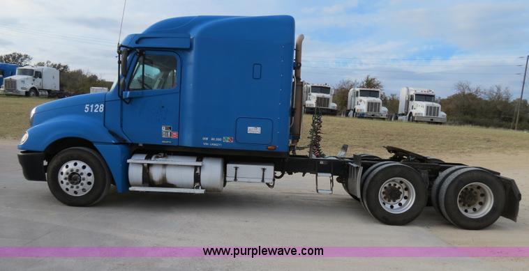 image for item B2497 2003 Freightliner Columbia semi truck