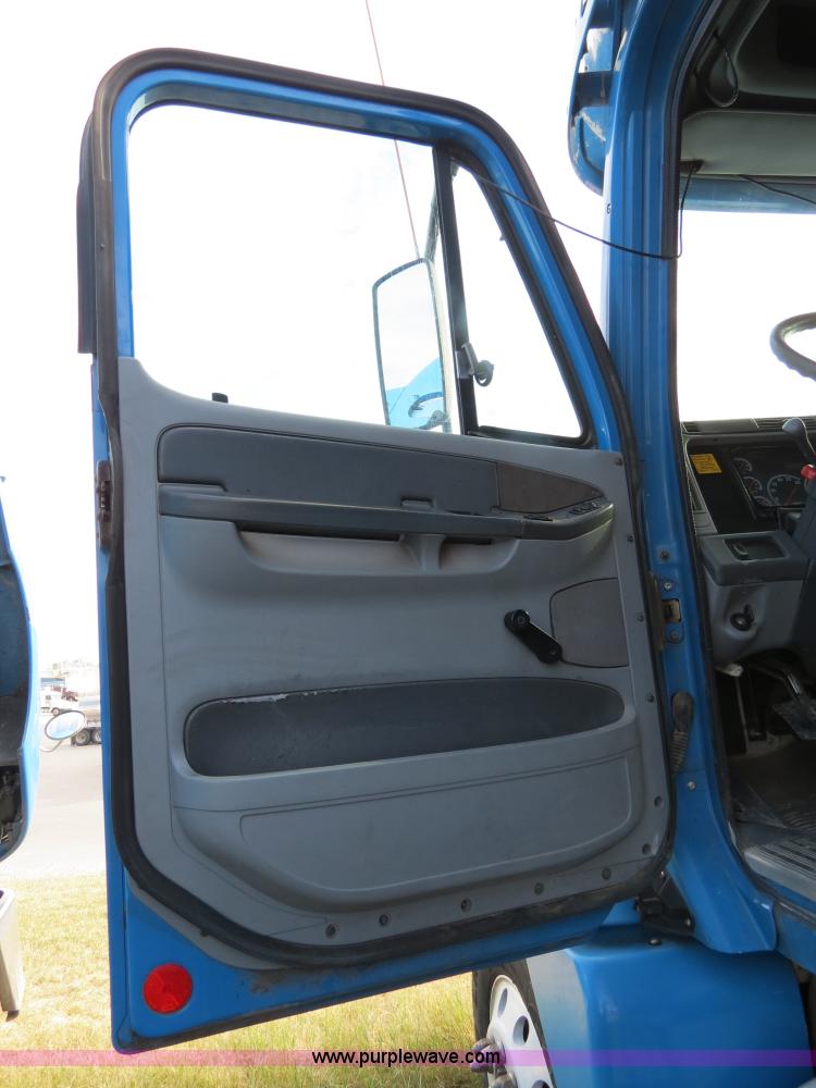 image for item B2497 2003 Freightliner Columbia semi truck