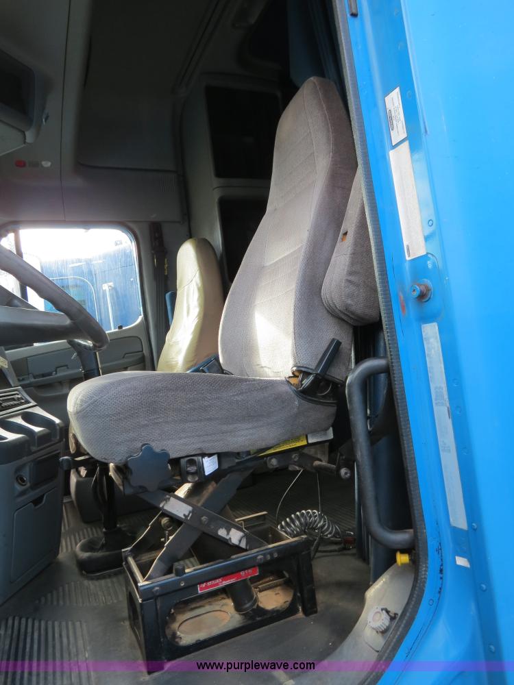 image for item B2497 2003 Freightliner Columbia semi truck