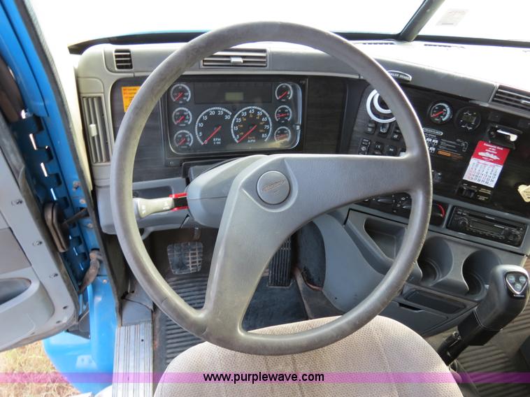 image for item B2497 2003 Freightliner Columbia semi truck