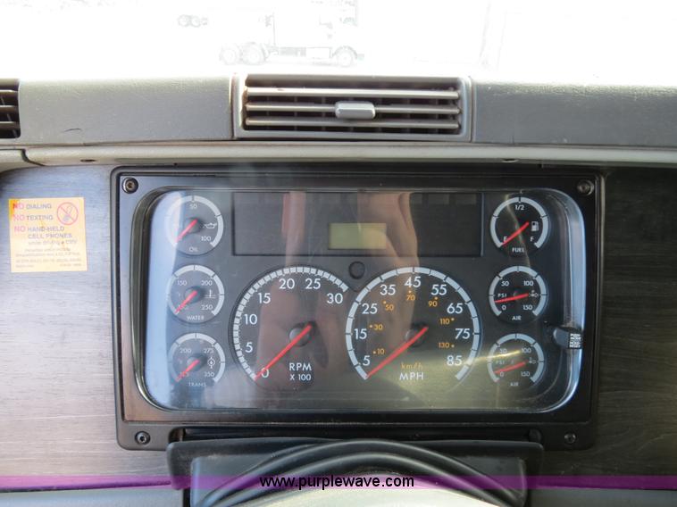 image for item B2497 2003 Freightliner Columbia semi truck