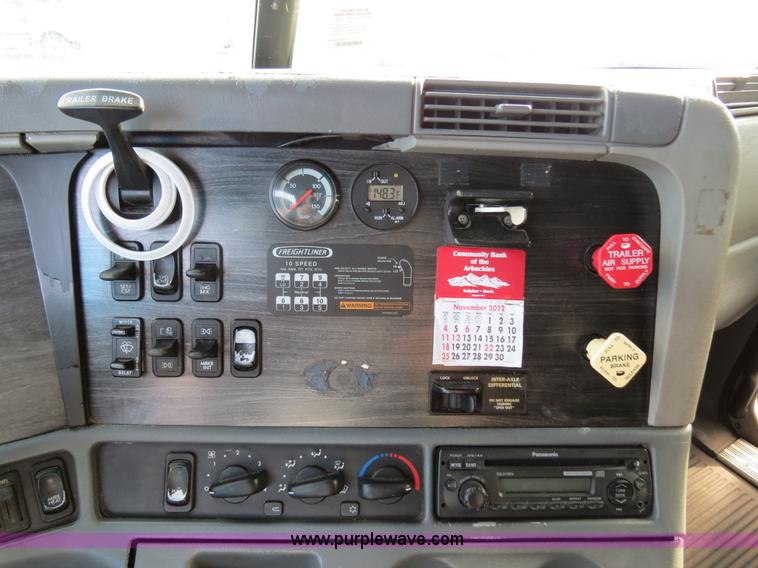 image for item B2497 2003 Freightliner Columbia semi truck