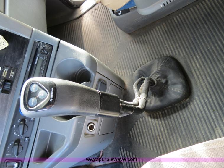 image for item B2497 2003 Freightliner Columbia semi truck