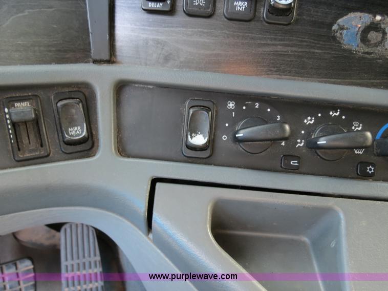 image for item B2497 2003 Freightliner Columbia semi truck