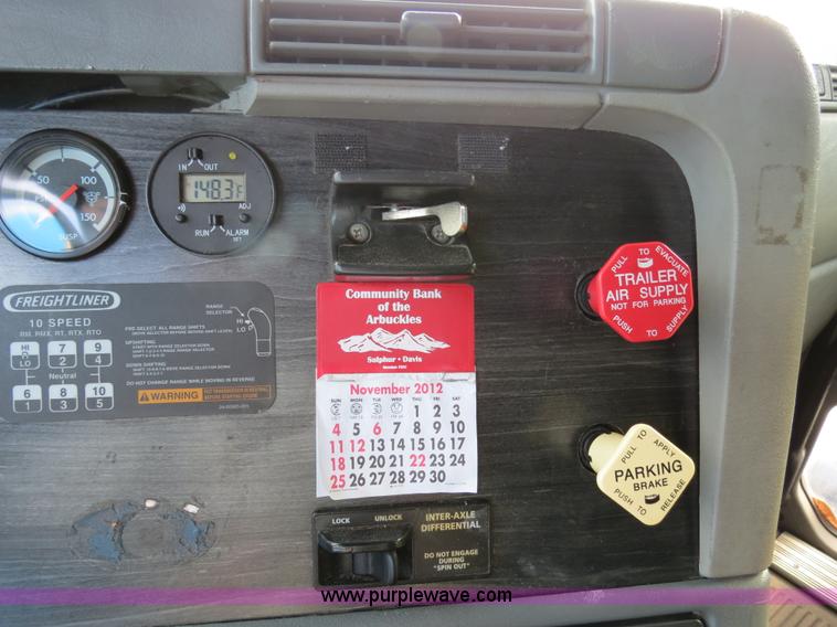 image for item B2497 2003 Freightliner Columbia semi truck