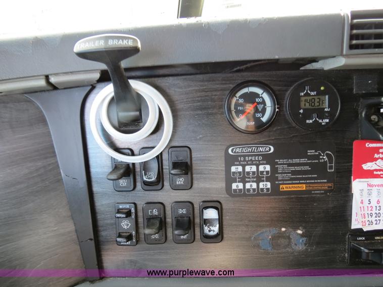 image for item B2497 2003 Freightliner Columbia semi truck