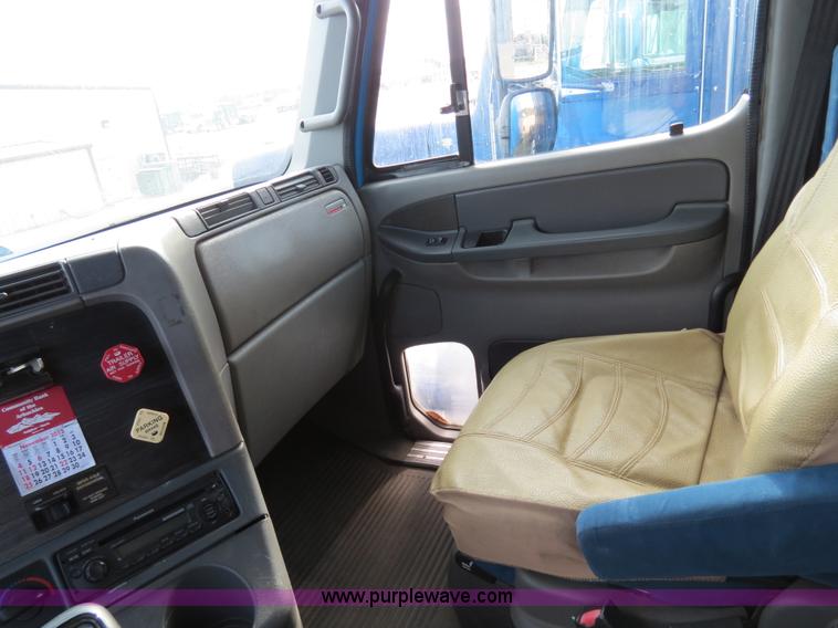 image for item B2497 2003 Freightliner Columbia semi truck