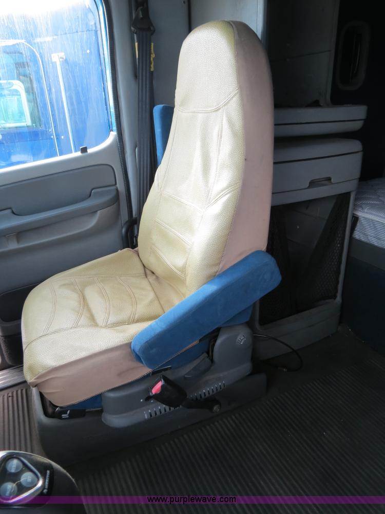 image for item B2497 2003 Freightliner Columbia semi truck