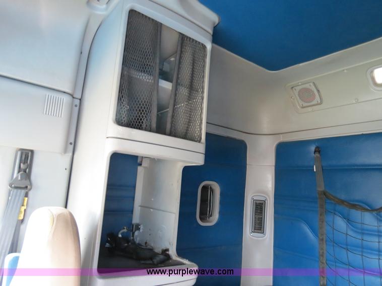 image for item B2497 2003 Freightliner Columbia semi truck