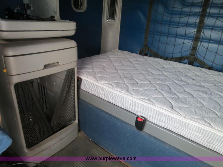 image for item B2497 2003 Freightliner Columbia semi truck