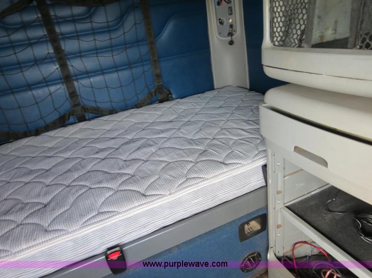 image for item B2497 2003 Freightliner Columbia semi truck