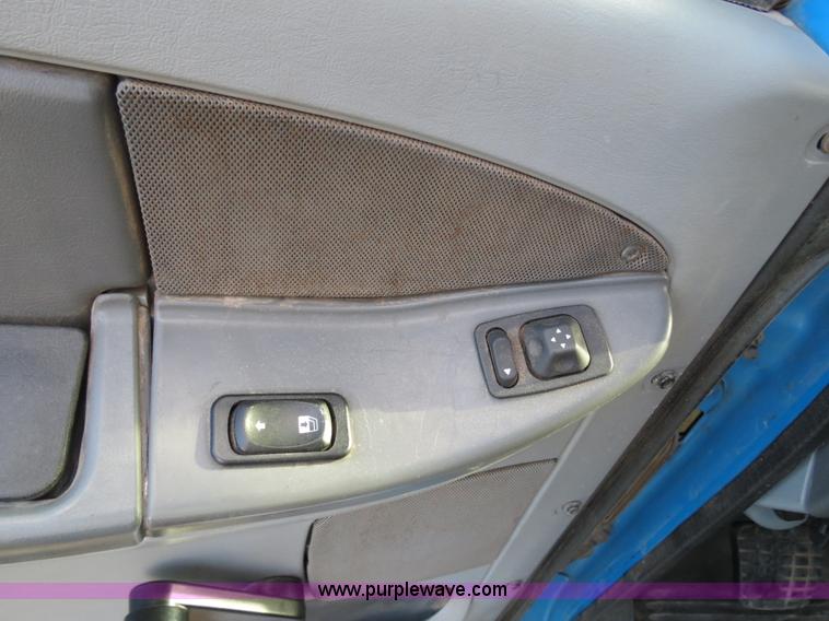 image for item B2497 2003 Freightliner Columbia semi truck