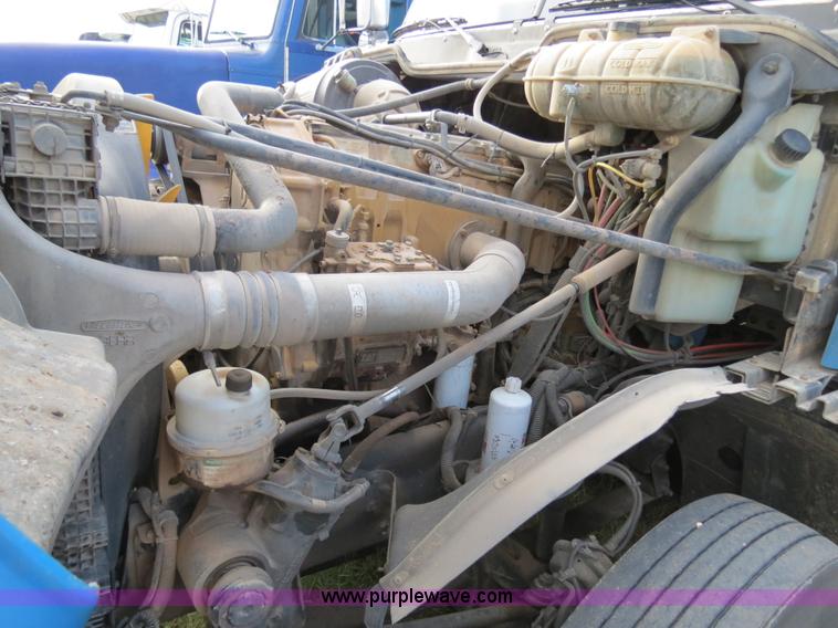 image for item B2497 2003 Freightliner Columbia semi truck