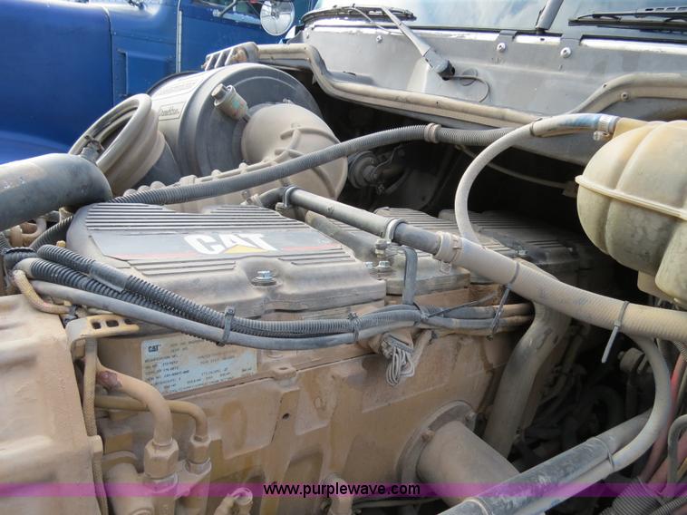 image for item B2497 2003 Freightliner Columbia semi truck