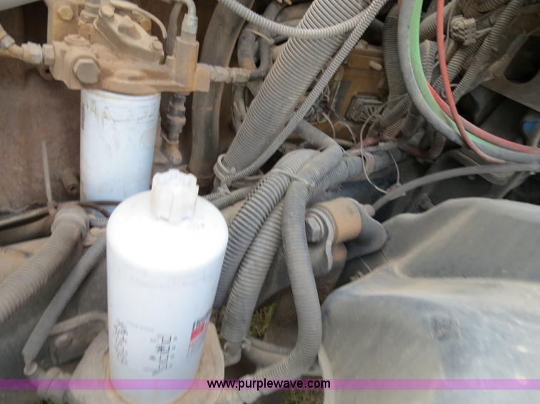 image for item B2497 2003 Freightliner Columbia semi truck