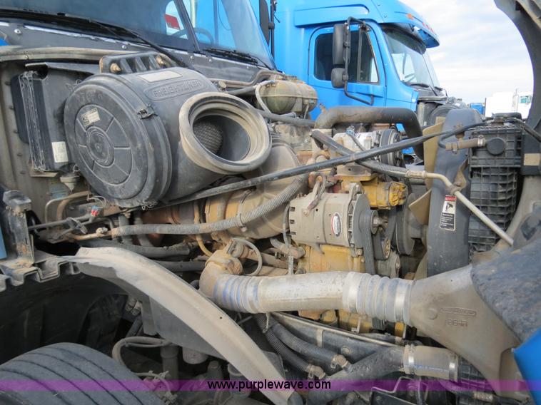 image for item B2497 2003 Freightliner Columbia semi truck