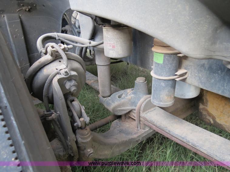 image for item B2497 2003 Freightliner Columbia semi truck