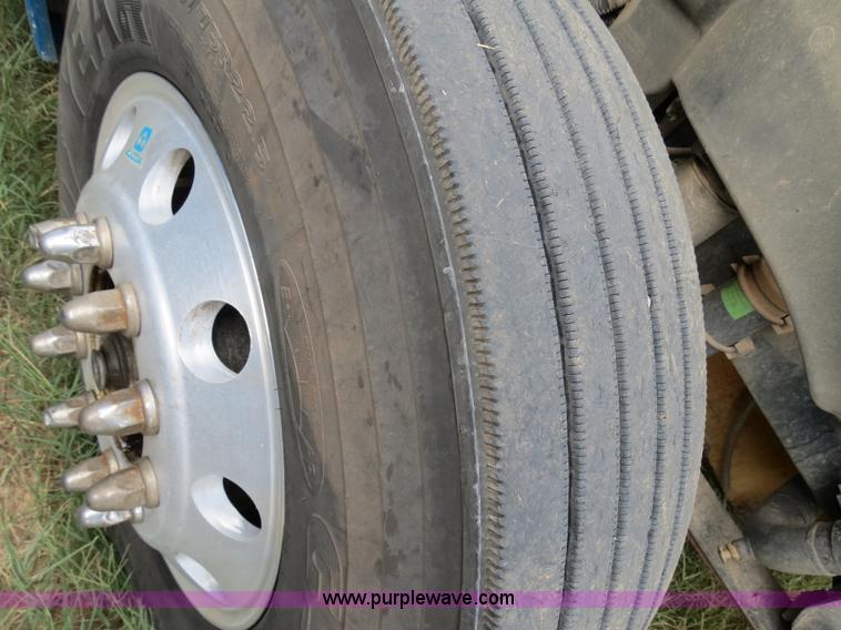 image for item B2497 2003 Freightliner Columbia semi truck