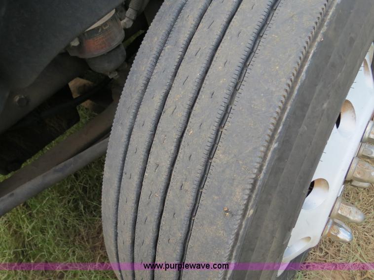 image for item B2497 2003 Freightliner Columbia semi truck