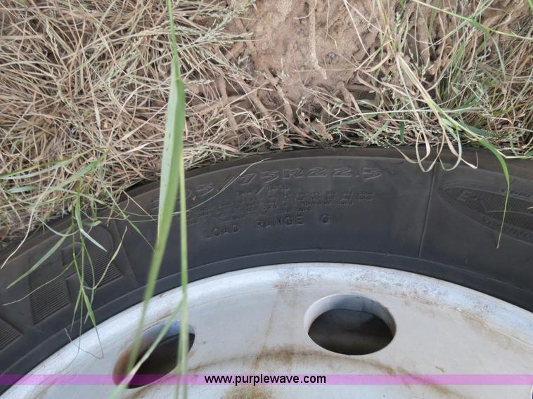 image for item B2497 2003 Freightliner Columbia semi truck