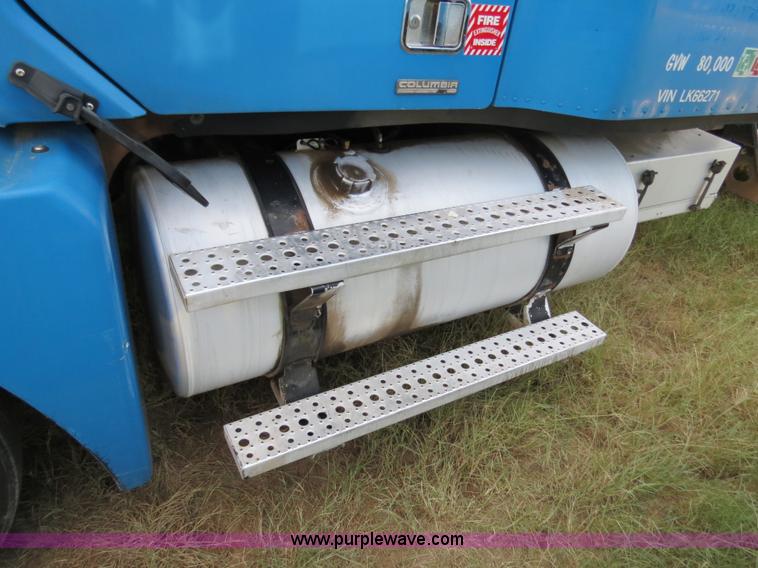 image for item B2497 2003 Freightliner Columbia semi truck