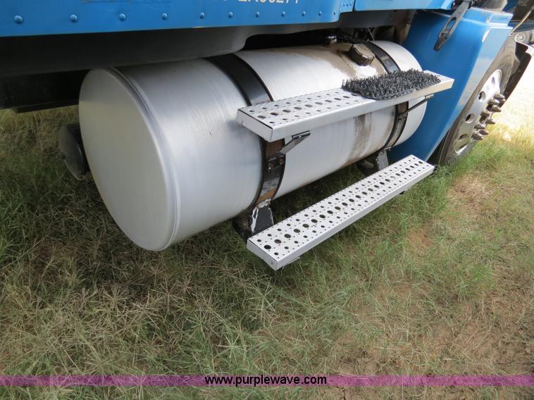 image for item B2497 2003 Freightliner Columbia semi truck