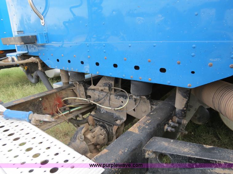 image for item B2497 2003 Freightliner Columbia semi truck