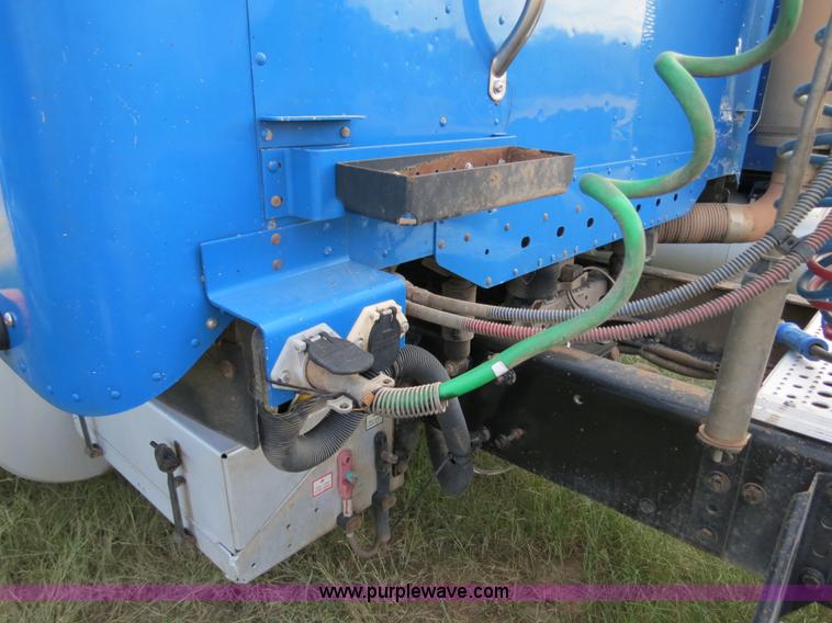 image for item B2497 2003 Freightliner Columbia semi truck