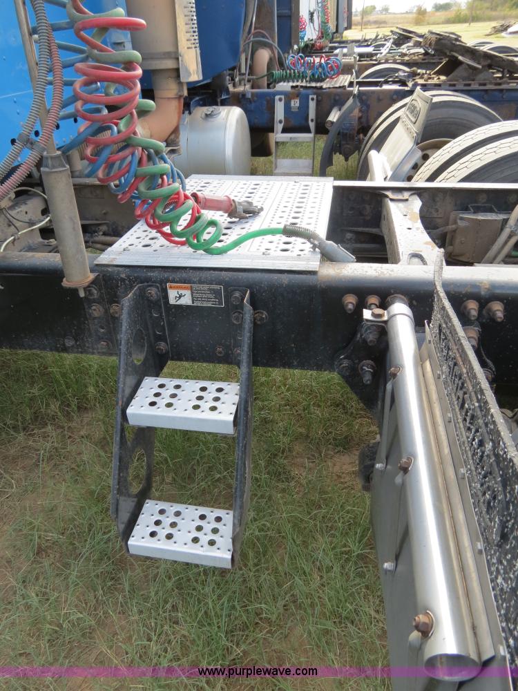 image for item B2497 2003 Freightliner Columbia semi truck