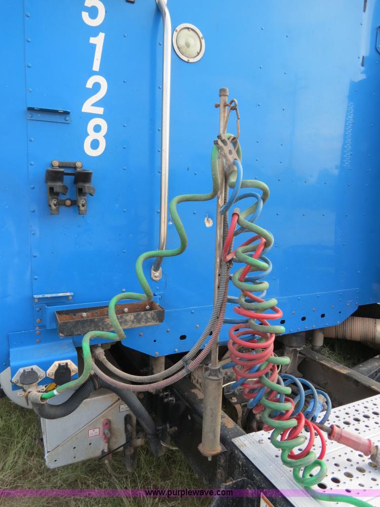 image for item B2497 2003 Freightliner Columbia semi truck