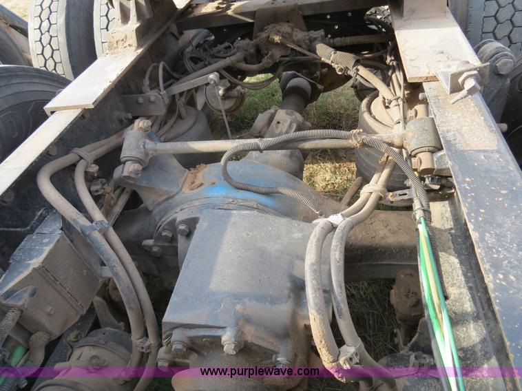 image for item B2497 2003 Freightliner Columbia semi truck