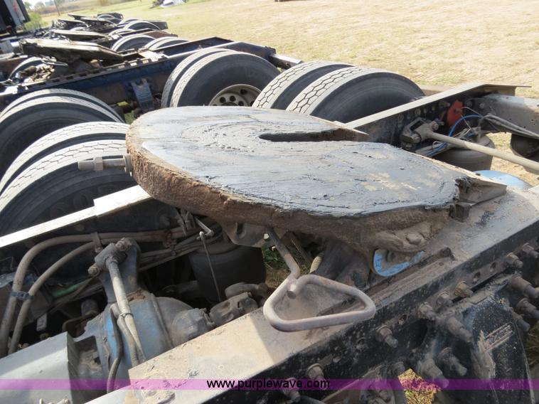 image for item B2497 2003 Freightliner Columbia semi truck