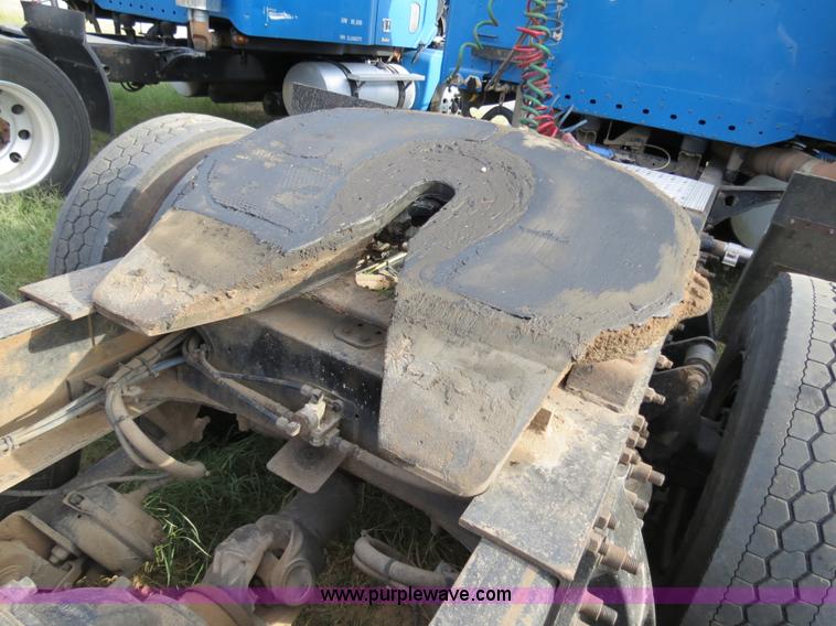 image for item B2497 2003 Freightliner Columbia semi truck