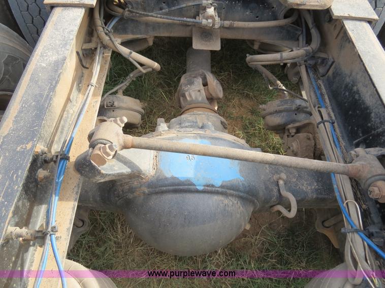 image for item B2497 2003 Freightliner Columbia semi truck