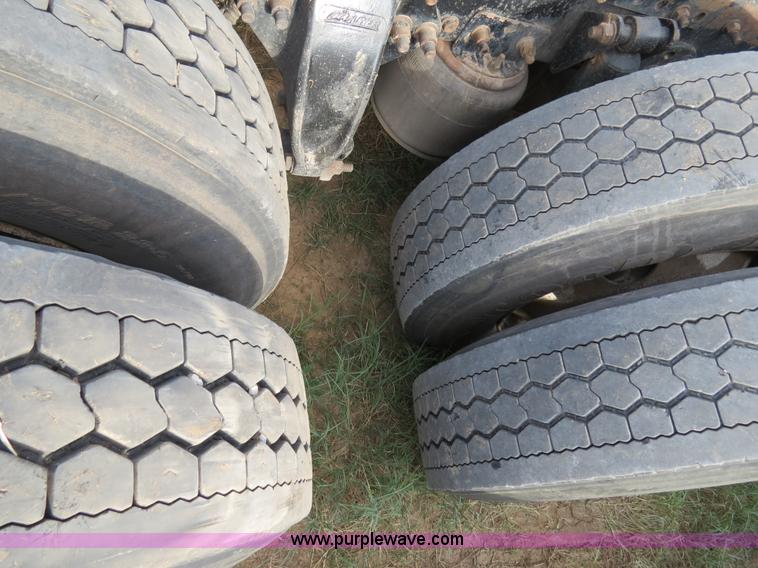 image for item B2497 2003 Freightliner Columbia semi truck