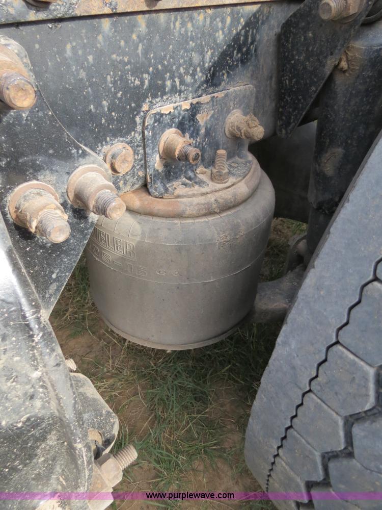 image for item B2497 2003 Freightliner Columbia semi truck