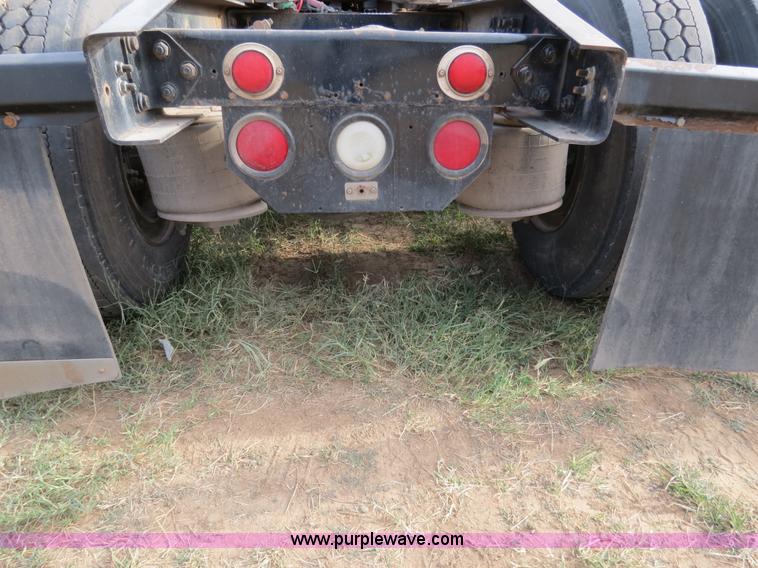 image for item B2497 2003 Freightliner Columbia semi truck