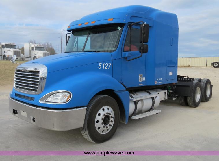 image for item B2498 2003 Freightliner Columbia semi truck