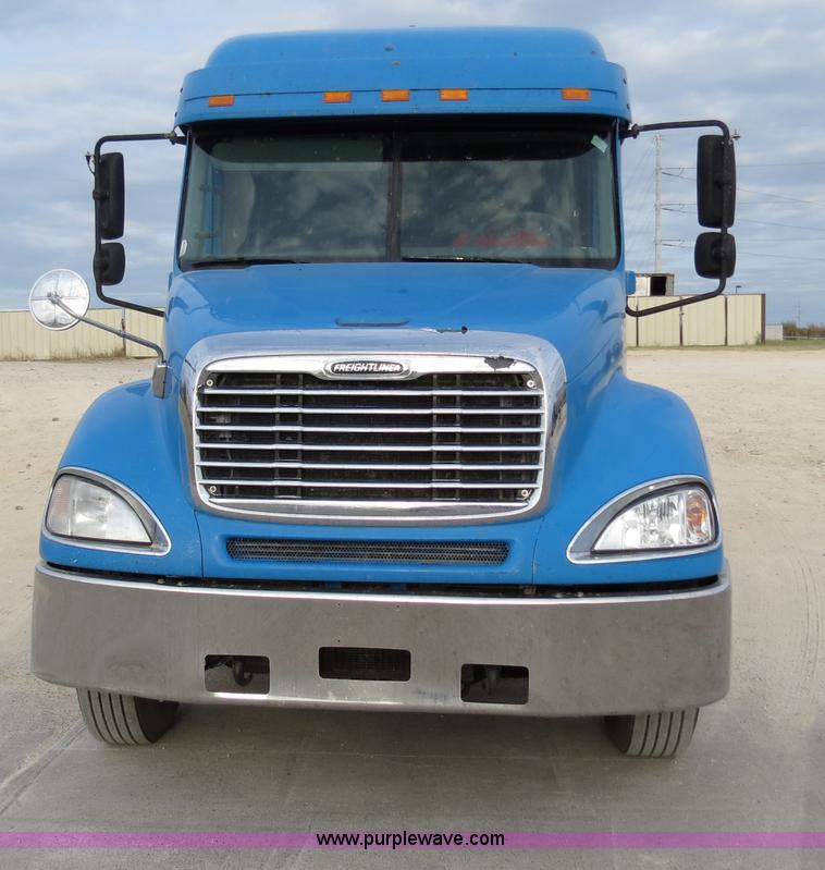 image for item B2498 2003 Freightliner Columbia semi truck