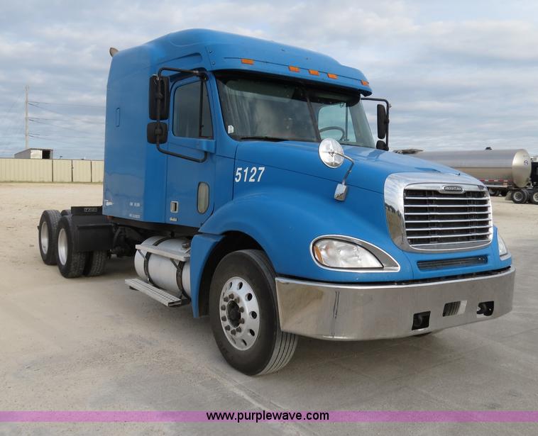 image for item B2498 2003 Freightliner Columbia semi truck