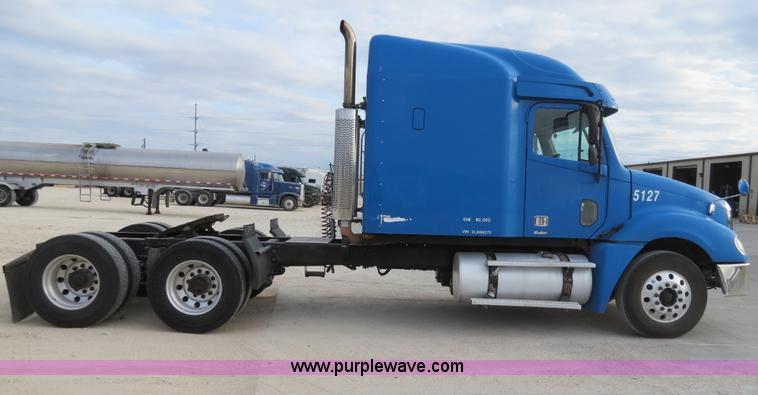 image for item B2498 2003 Freightliner Columbia semi truck