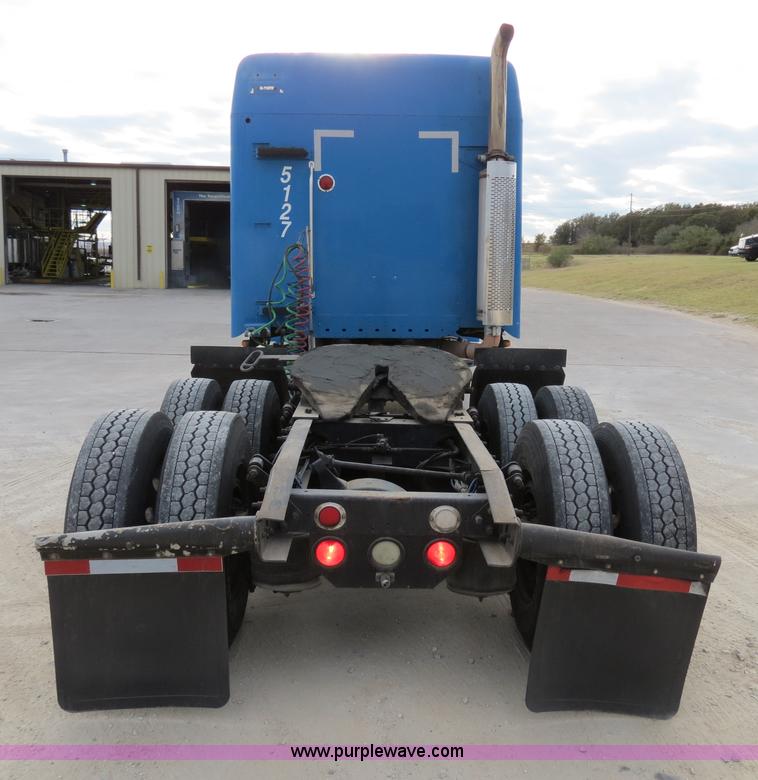 image for item B2498 2003 Freightliner Columbia semi truck