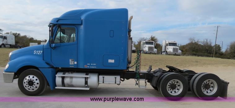 image for item B2498 2003 Freightliner Columbia semi truck