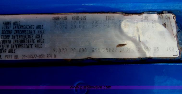 image for item B2498 2003 Freightliner Columbia semi truck