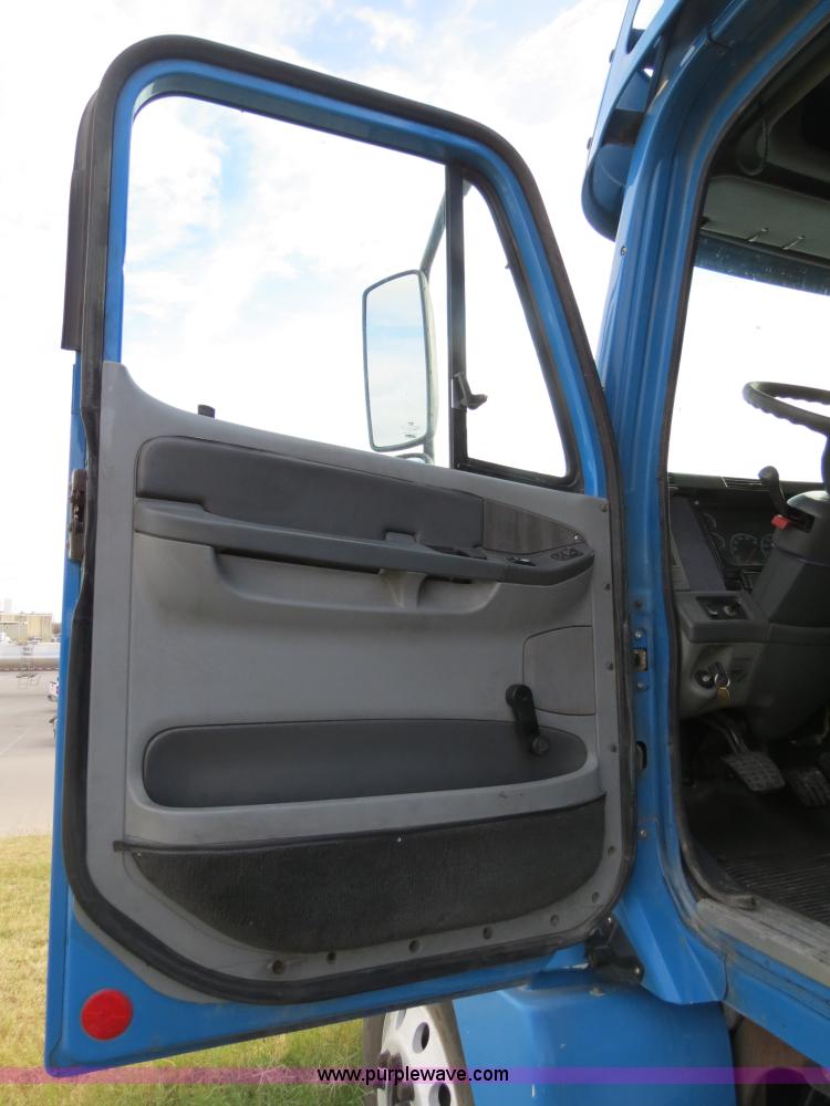 image for item B2498 2003 Freightliner Columbia semi truck