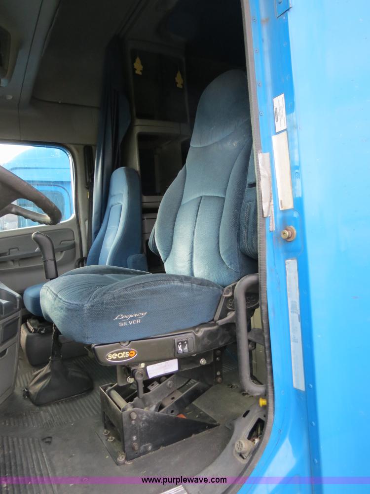 image for item B2498 2003 Freightliner Columbia semi truck