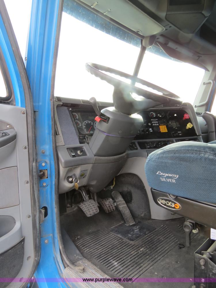 image for item B2498 2003 Freightliner Columbia semi truck