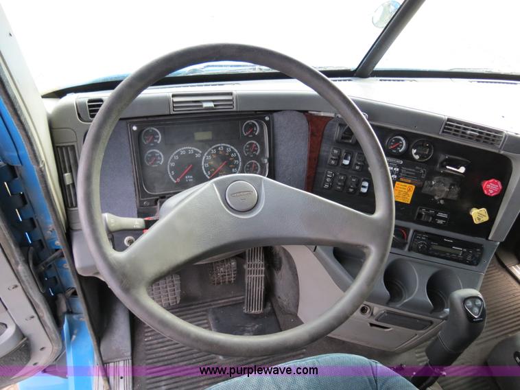 image for item B2498 2003 Freightliner Columbia semi truck